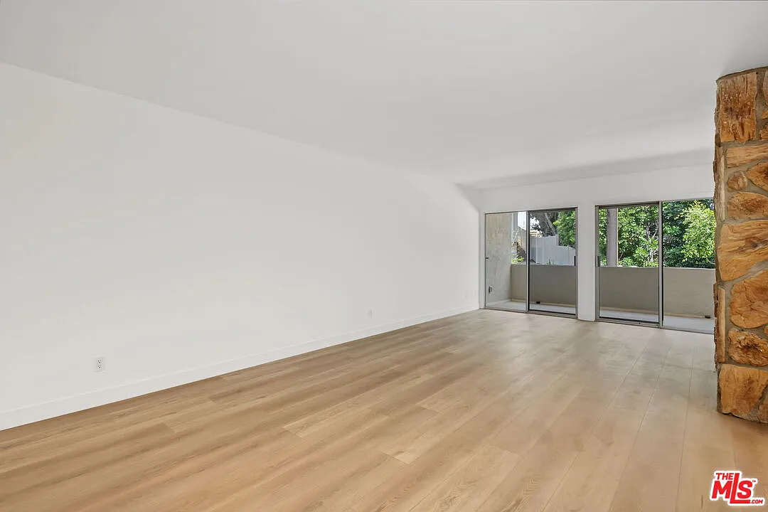 1 bed, 1.0 bath, 923 sqft, $2,995 — Photo 2