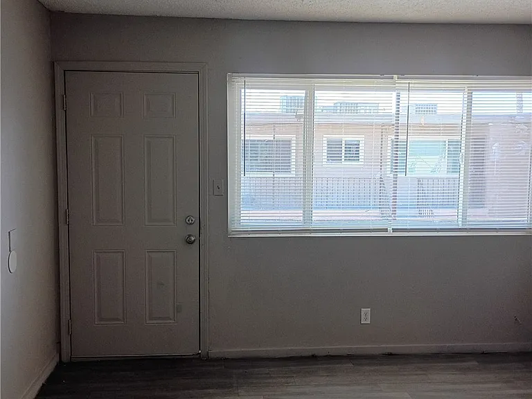 2100 Sunrise Ave #9 — Photo 6