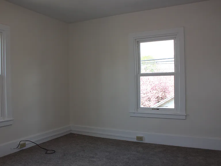 1049 Memorial Ave — Photo 7