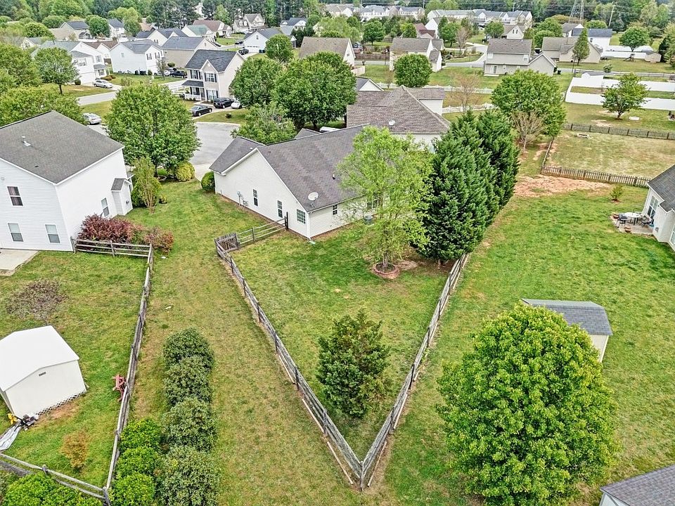 2nd image of 562 Whaley Ct