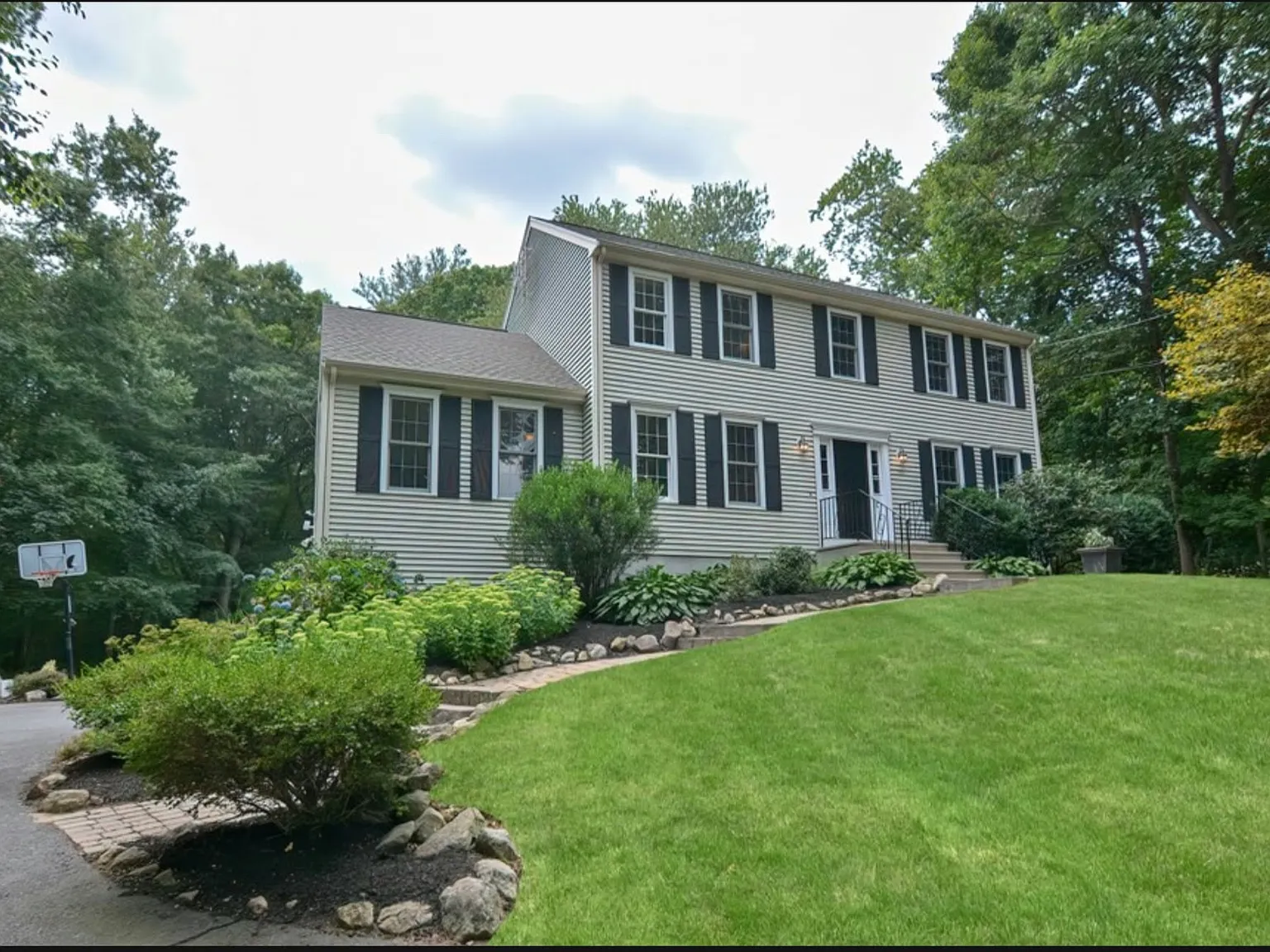 4 bed, 2.5 bath, 2208 sqft, $5,275 — Photo 1