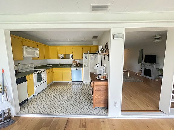 3rd image of 2504 SW 14th Dr #2504