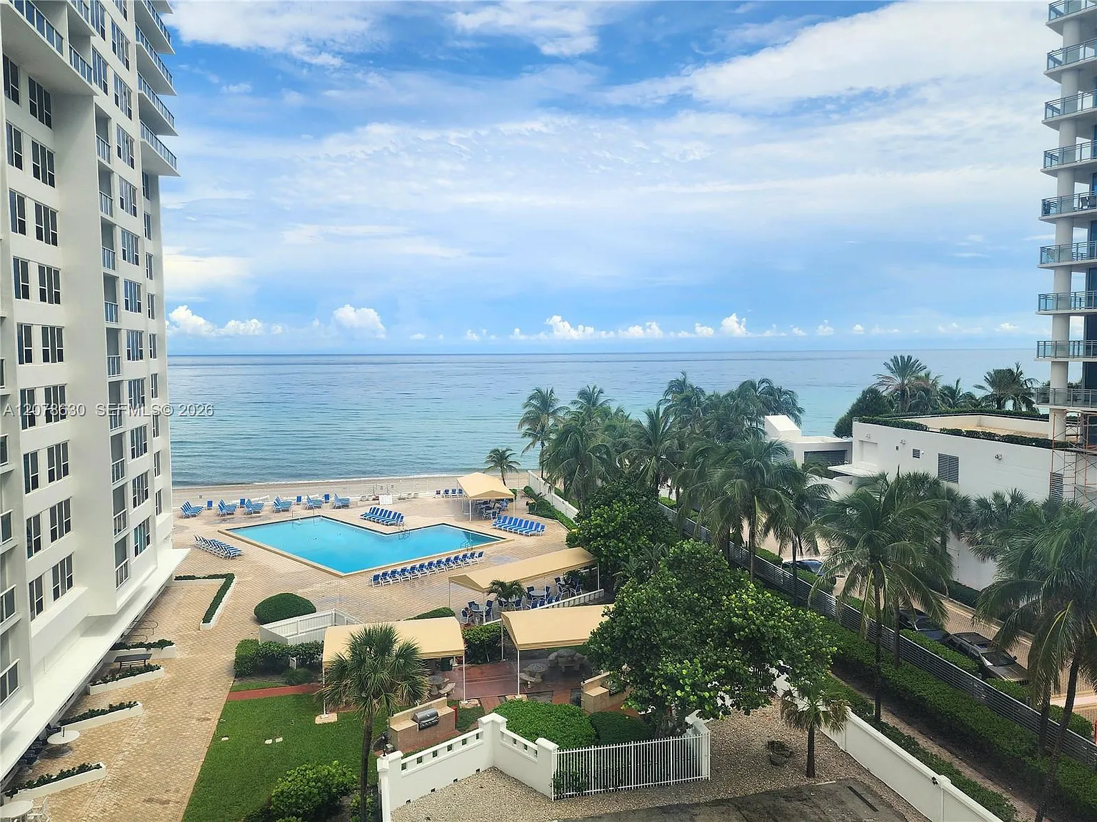Alexander Towers Condo — Photo 1