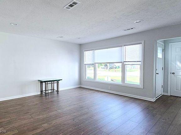 3rd image of 1213 Eastwood Ave