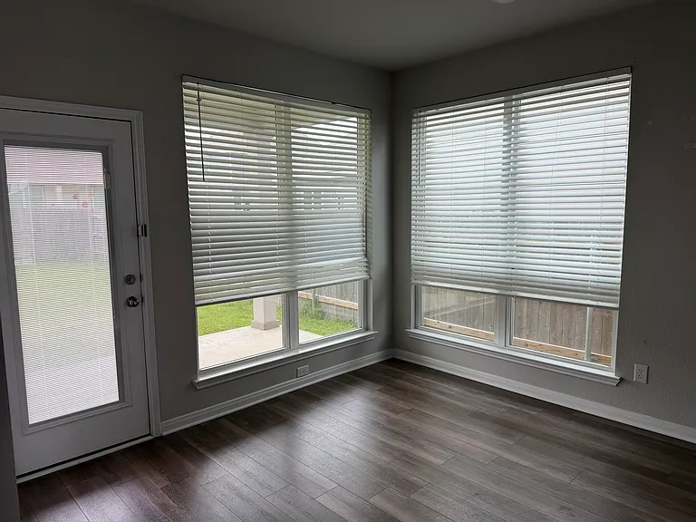 717 Hollyhock Dr — Photo 7