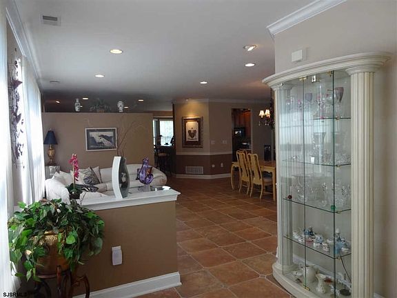2nd image of 110 Southampton Dr