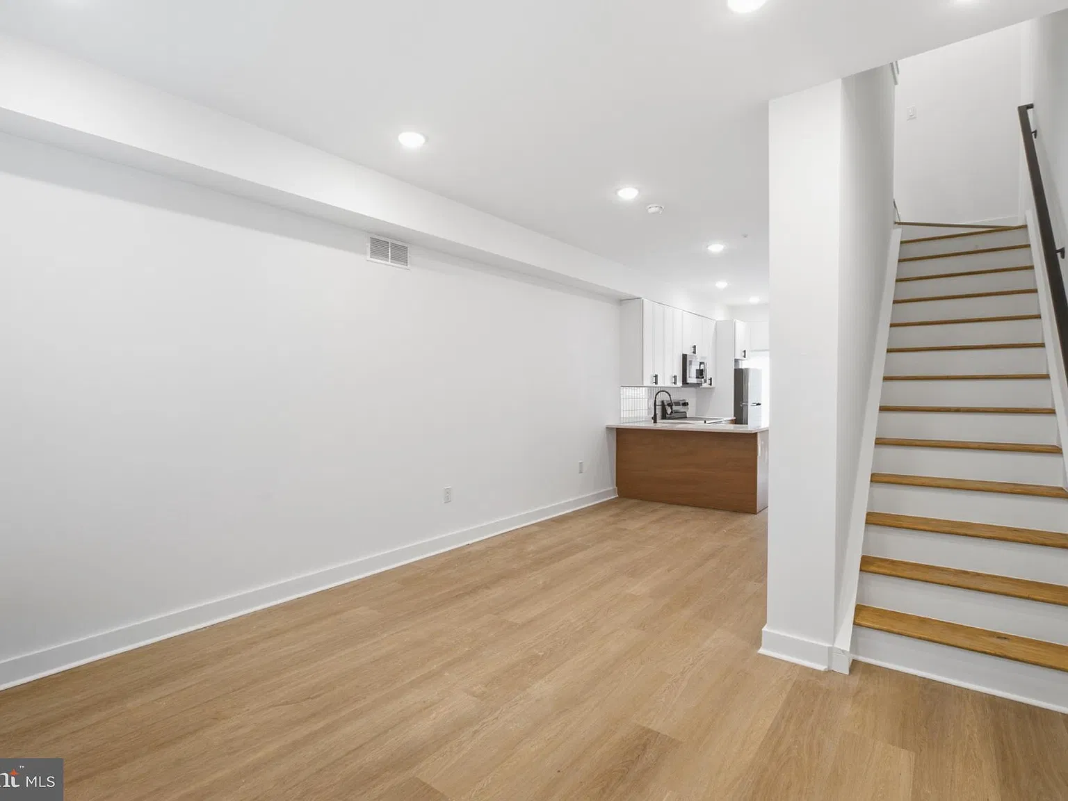 4 bed, 3.0 bath, $2,300 — Photo 2