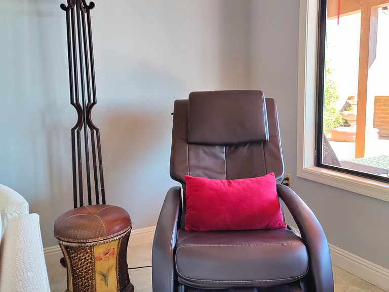 897 W Desert Hills Dr — Photo 5