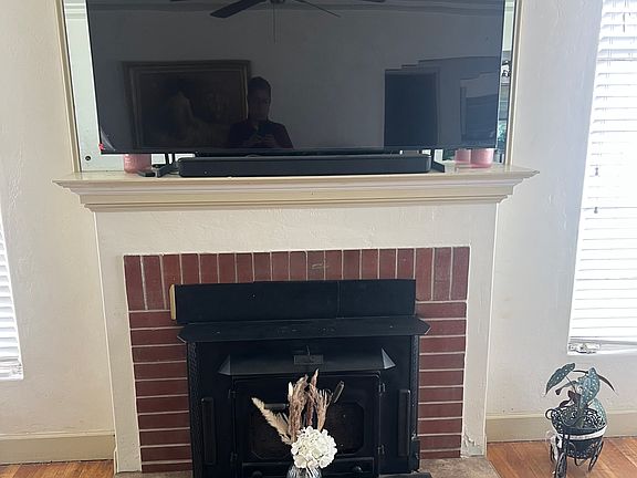 3rd image of 833 W Brown Ave