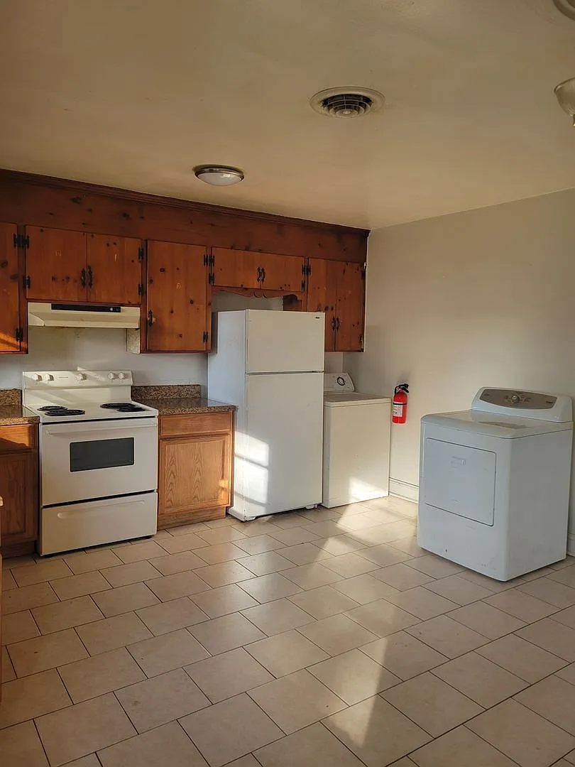2 bedroom 1 bathroom townhouse — Photo 3
