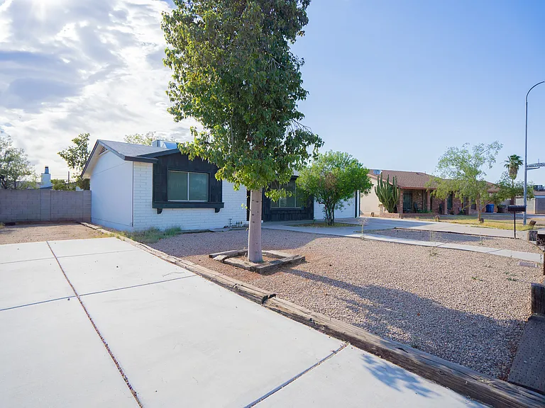 3142 N 78th Dr — Photo 3