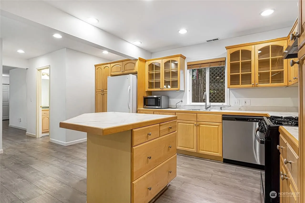 5 bed, 2.5 bath, 2460 sqft, $1,100 — Photo 1