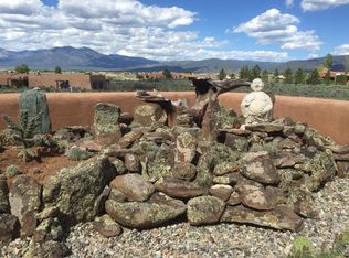 40 Vista Linda Rd, Ranchos De Taos, NM 87557