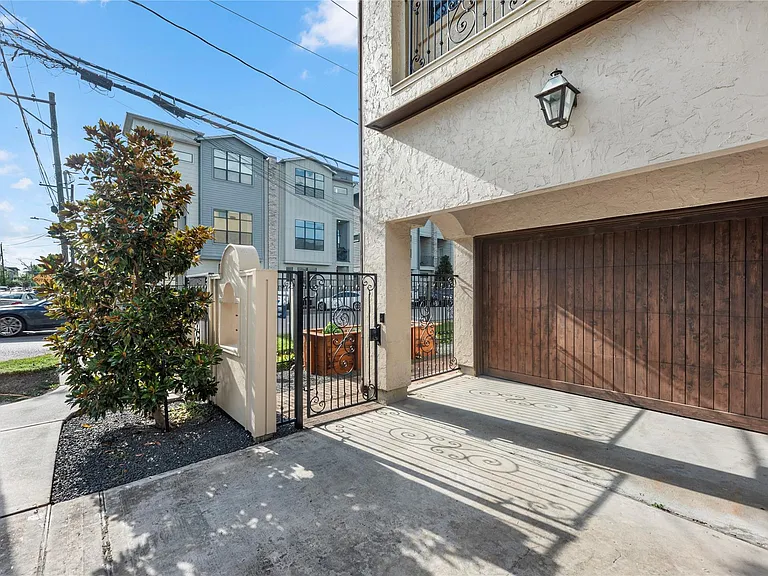 1102 W 15th 1/2 St #A — Photo 5