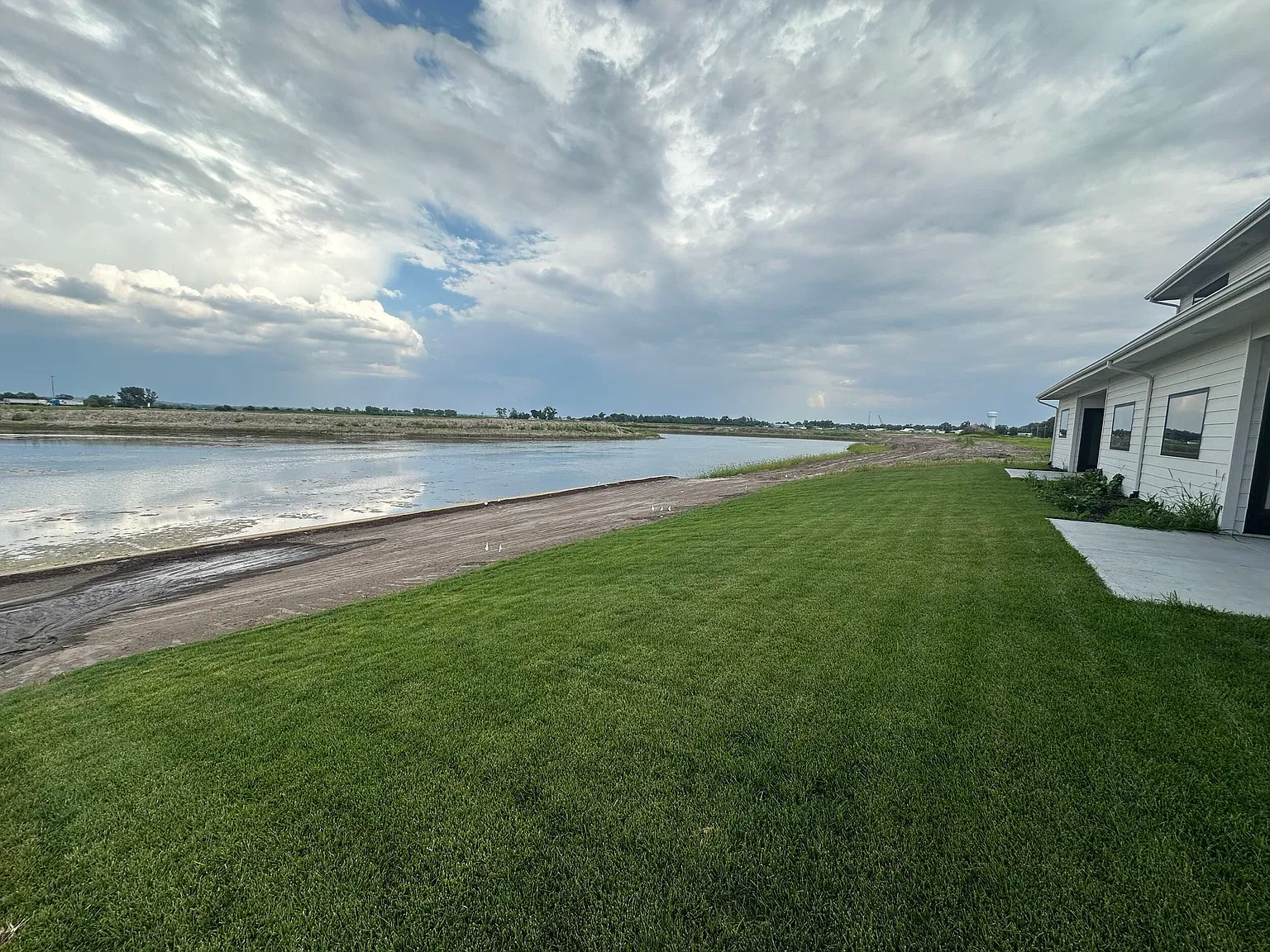 4 bed, 2590 sqft, $3,400 — Photo 2