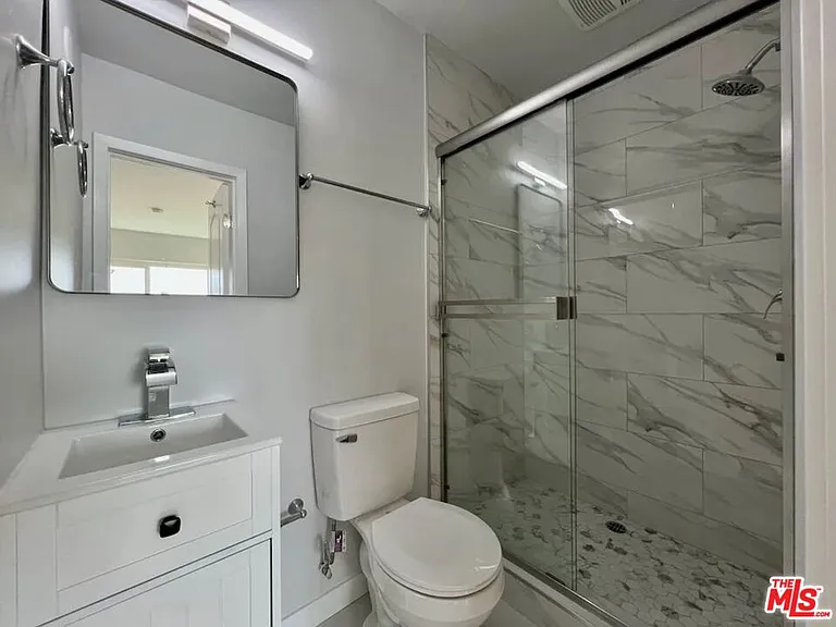 903 S Barrington Ave — Photo 23