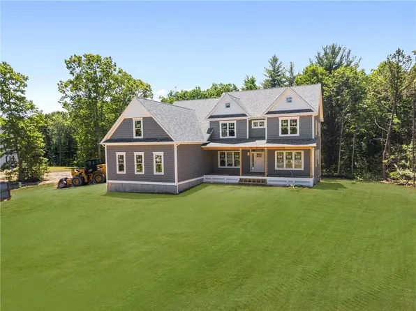 1 Romeo Ln, Cranston, RI 02921
