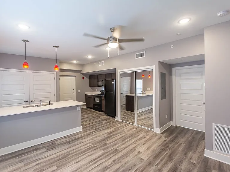 221 E Kirkwood Ave — Photo 15