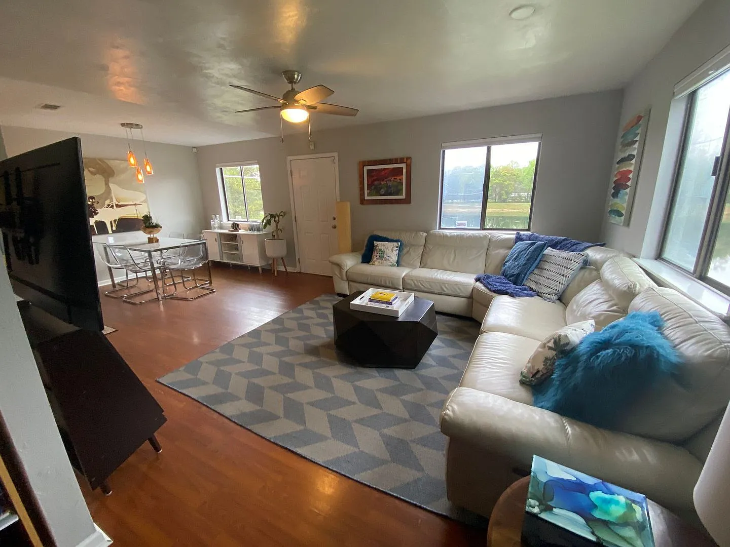 Unique 3 Bed / 3.5 Bath W/Studio On The Water In The Lakes! — Photo 4