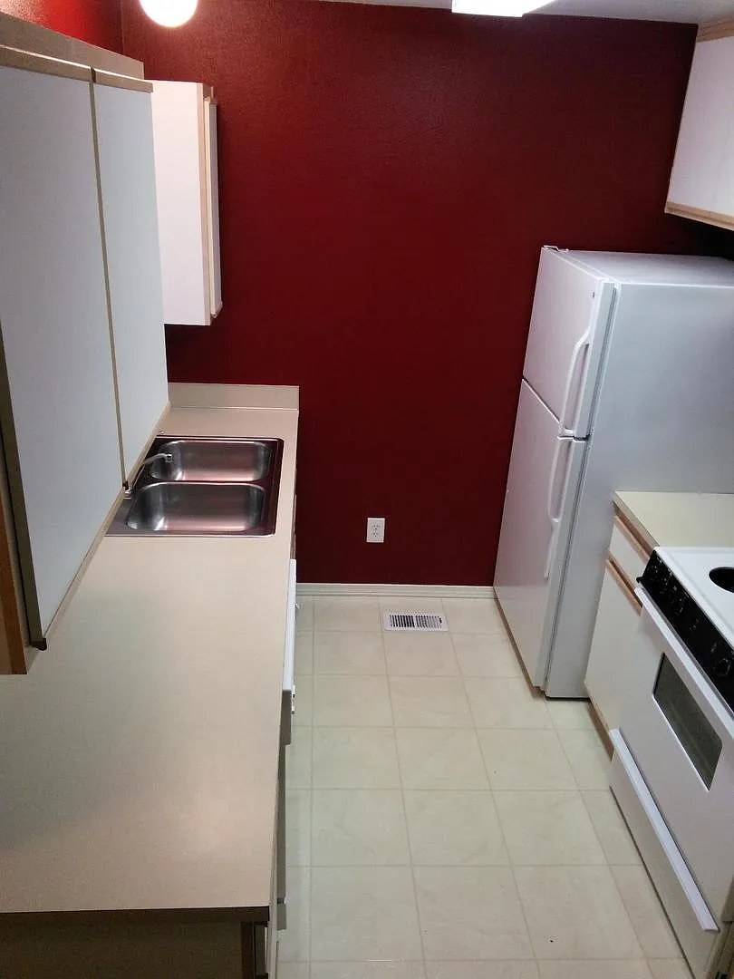 (867) 479 NE Conifer Blvd - 3 Bed / 1.5 Bath Townhome — Photo 3