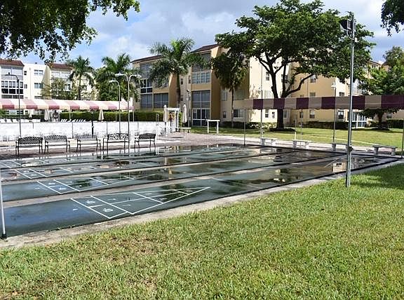 4th image of 2861 Somerset Dr APT 202