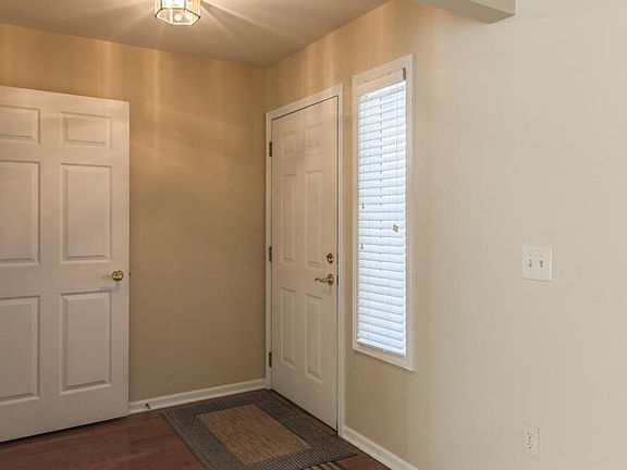 5th image of 468 Lancaster Ct