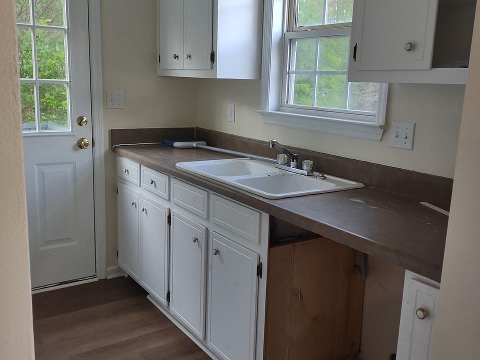 219 Lake St Greenwood SC Zillow