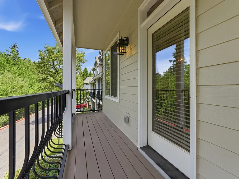 1906 NE 48th Way — Photo 28