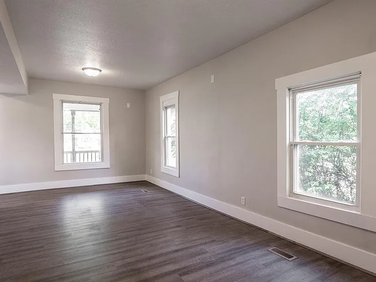 1602 Johnson St NE — Photo 7