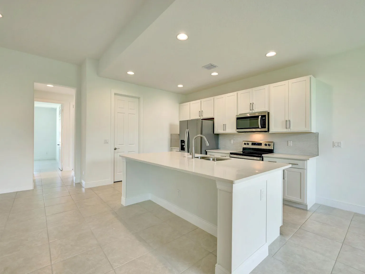4 bed, 2120 sqft, $3,490 — Photo 3