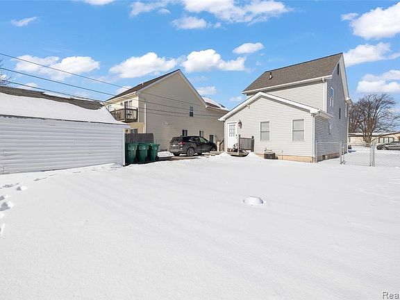 4th image of 31569 Beechwood St