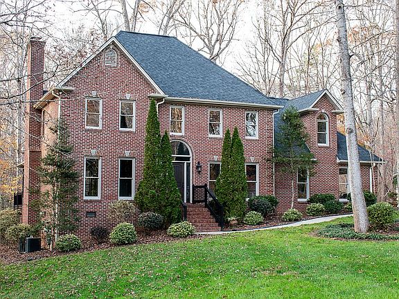 3rd image of 215 Sue Ellen Ct