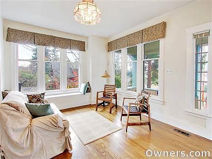 Light-filled living room with western view