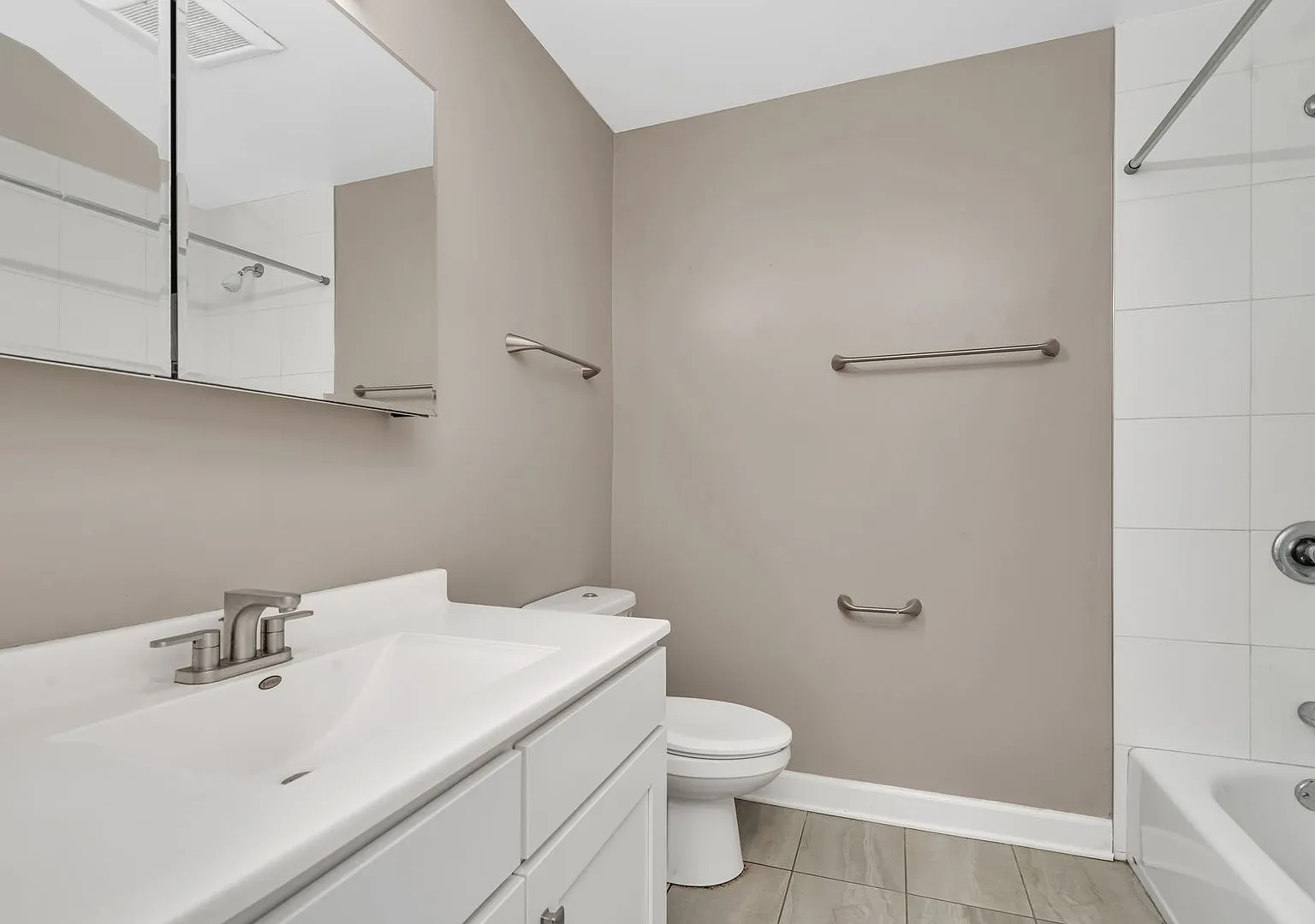 Lakeside Village Apartments — Photo 4