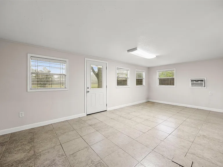 1607 Buescher Dr — Photo 19