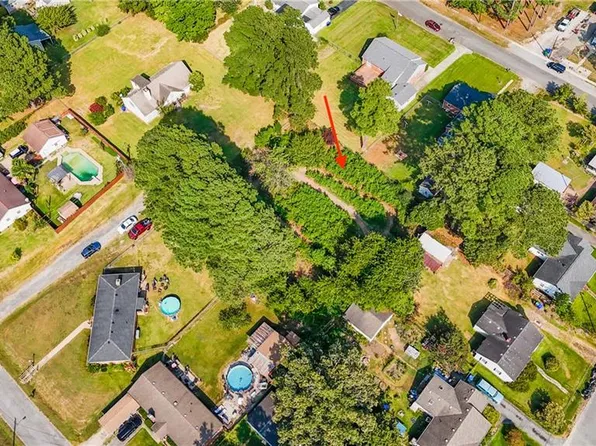 2 Oakwood Ave, Suffolk, VA 23434
