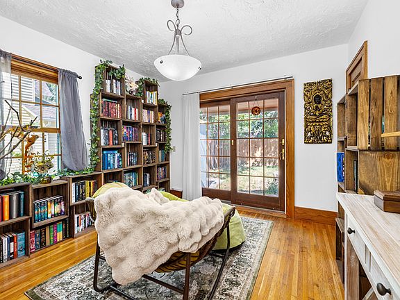 4th image of 209 University Ave E