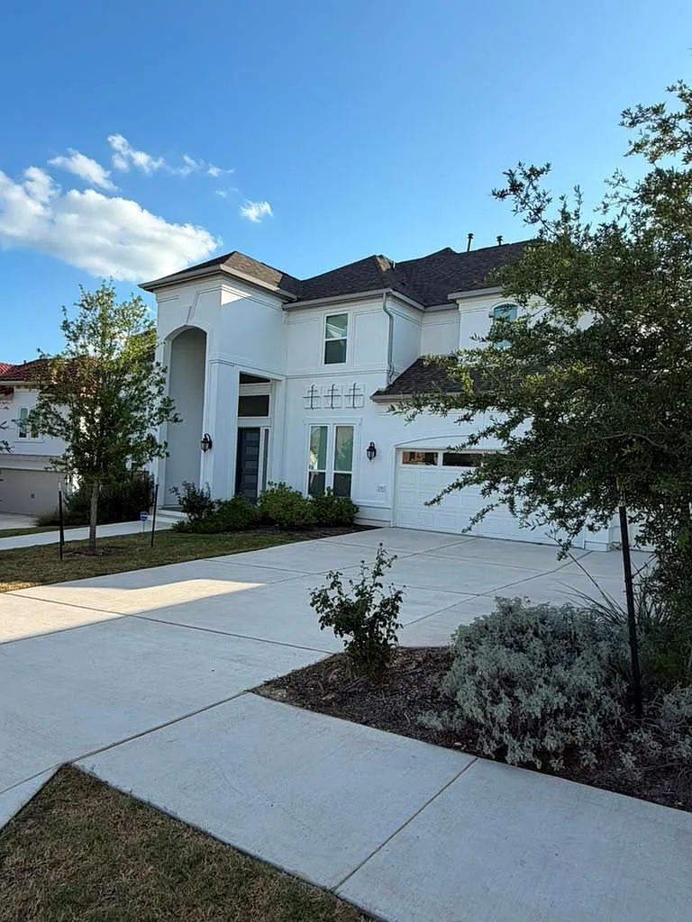 5 bed, 4.5 bath, 4087 sqft, $4,100 — Photo 1
