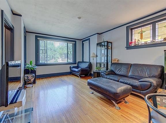 3rd image of 1076 E Linden Ave