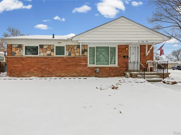 1069 Chippewa St, Mount Clemens, MI 48043