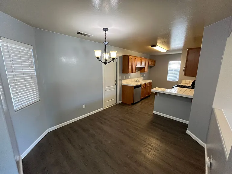 1737 W Median Ave — Photo 3