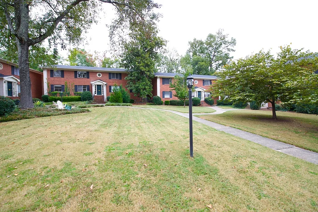 Spacious 2 Bedroom w/ Pool Less Than 1 Mile From Heart of Buckhead!! — Photo 3