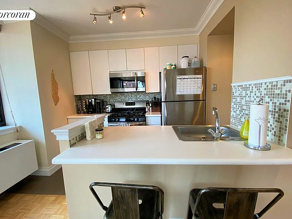4th image of 250 E 40th St APT 26E