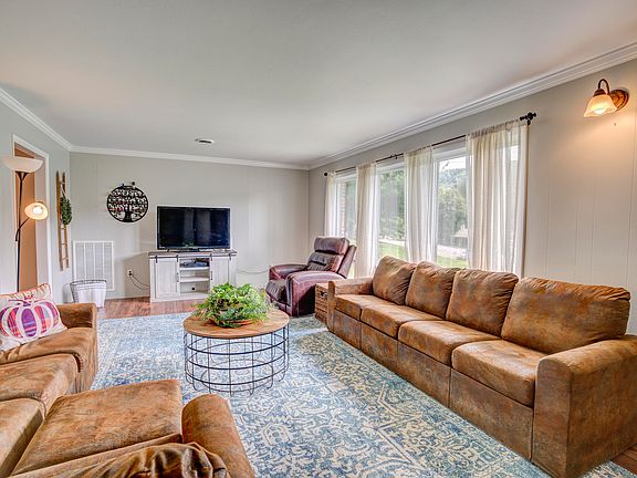 3rd image of 212 Lovedale Dr