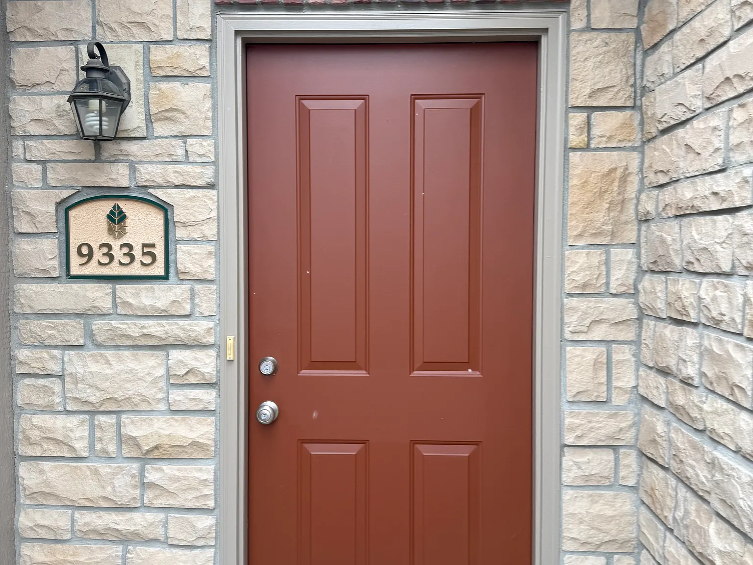 3 bed, 2392 sqft, $5,300 — Photo 2