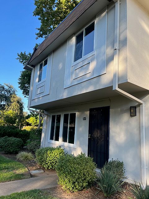 Attached single family home end unit on greenbelt