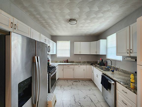 3rd image of 3605 Killam Ave