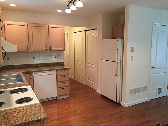 5th image of 26 Larkspur Dr