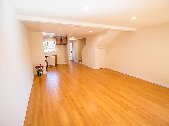 4th image of 15038 Chatsworth Dr
