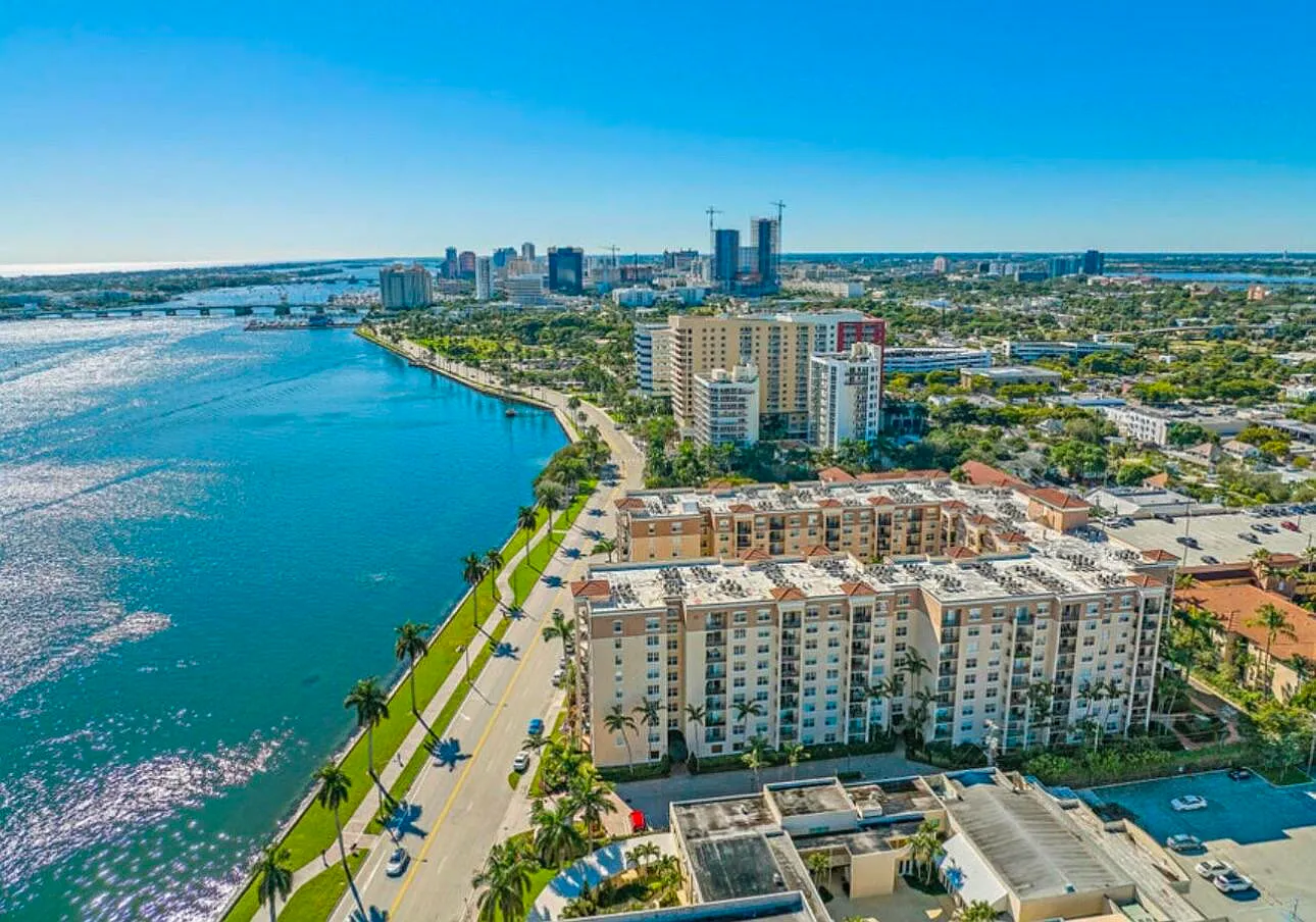 Flagler Pointe Condominium — Photo 2